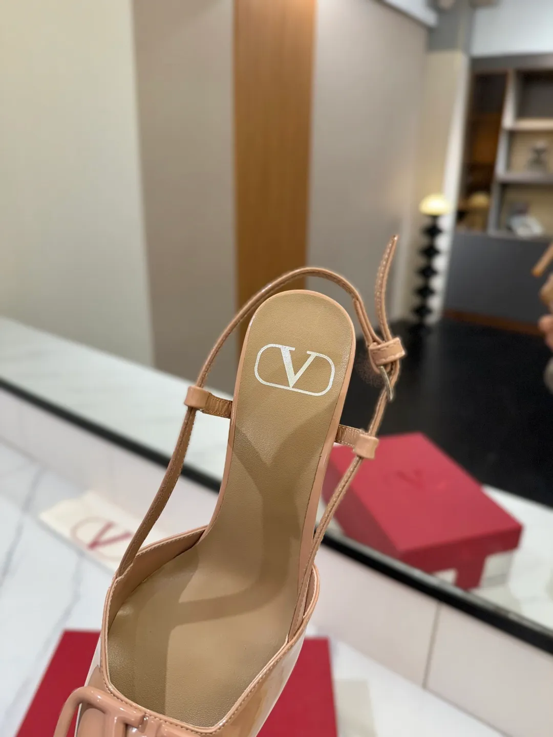 💕💕Factory direct selling price p520💕💕 Valentino launches a new series of sandals, sandals with pointed toe V-buckle sandals. The upper part of the foot is very pedicure-like. The key point is that it is very good and easy to control. It does not grind or tire your feet. It is a walking artifact! Metal VLOGO diamond buckle elements, full of high-end sense! It became sweet instantly.  The avant-garde VLOGO SIGNATURE shoe series interprets VALENTINO GARAVANI's candid attitude. Valentino Garavani V logo back hollow sandals with VLogo Signature decoration, platinum tone VLogo Signature decoration! Upper: imported patent leather Lining: imported goatskin Outsole: Italian leather outsole Heel height: 8cm Size: 35-39 (34-40-41-42 customized size)